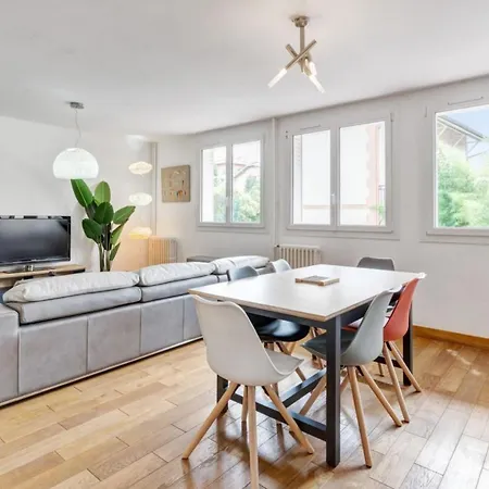 Spacious 1-bedroom With Parking Near The Place Dupuy In Welkeys *